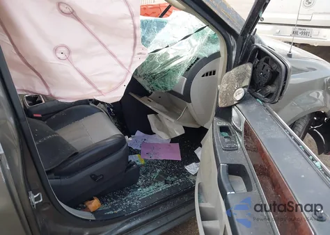 2010 Chrysler Town & Country Touring Plus z USA, uszkodzony, nr VIN 2A4RR8DXXAR387564